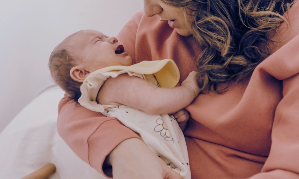 bebé llorando en una crisis de lactancia