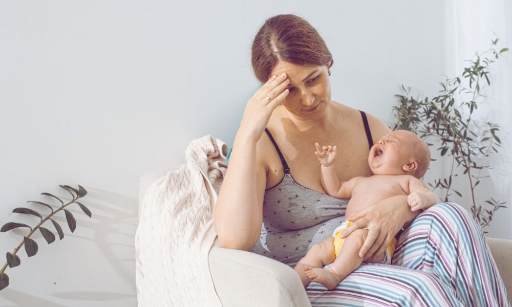 mama con dolor en el pecho con lactancia materna