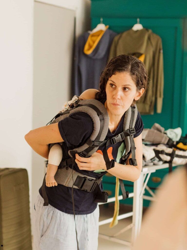Asesora de porteo con mochila ergonómica a la espalda